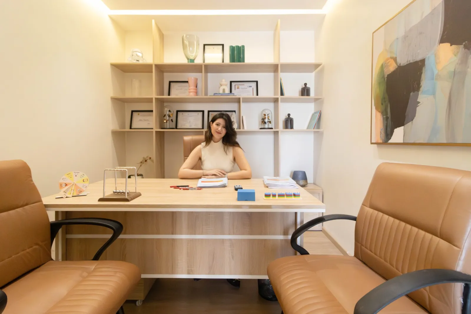 Yousra Ibenbrahim, psychomotricienne à Casablanca, dans son bureau du cabinet de Bouskoura